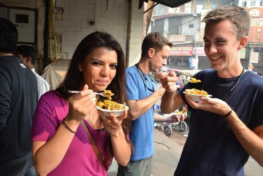 Half-Day Rickshaw Tour in Old Delhi with Street Food Tasting