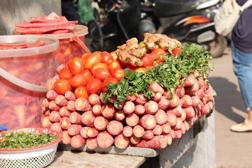 Half-Day Rickshaw Tour in Old Delhi with Street Food Tasting