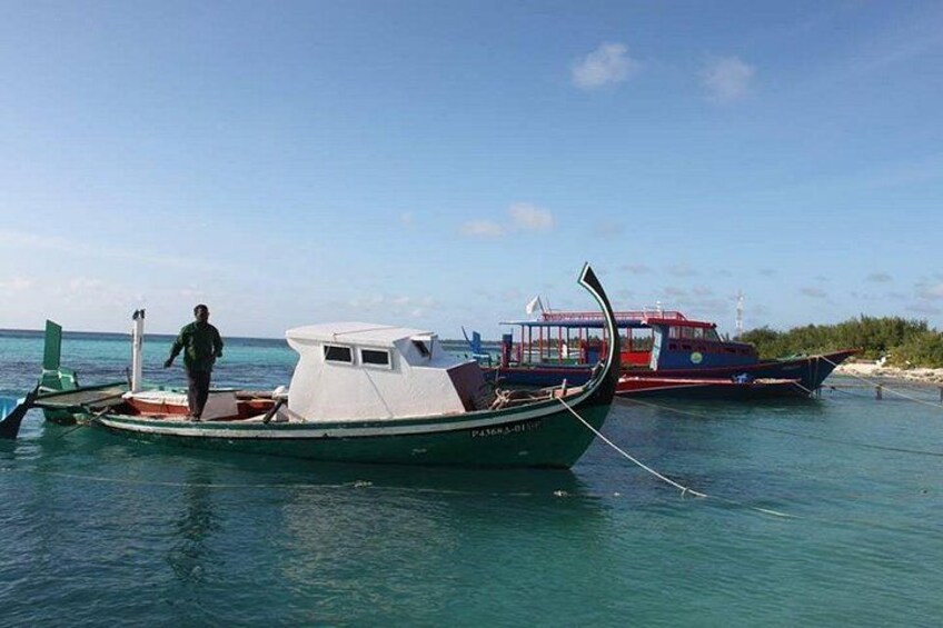 Un petit bateau était amarré à un quai, et une personne se tenait à bord. 5