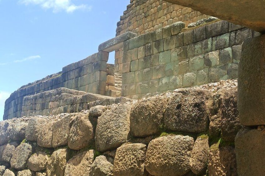 Ruinas antiguas de piedra con bloques grandes y erosionados, y una estructura de pared parcialmente conservada. 3