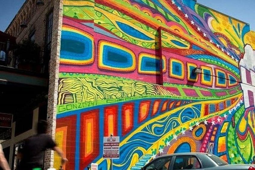 Un mural colorido en un edificio con patrones geométricos y diseños abstractos. 2
