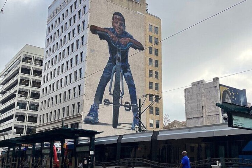 Un mural grande de una persona practicando skate en un edificio. 4