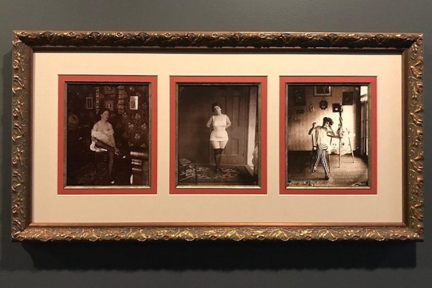 Un tríptico enmarcado con tres fotografías en blanco y negro. 2
