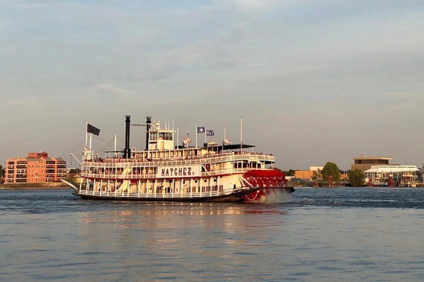 Un gran barco de vapor con paletas llamado 'Natchez' en un río. 3