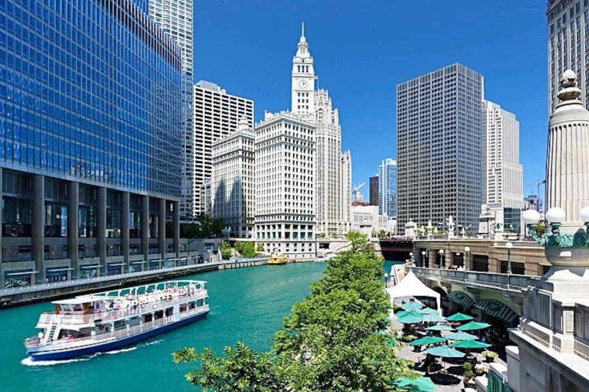 Stroll the scenic Chicago Riverwalk, where stunning views meet rich history. It’s a refreshing stop on our Chicago Food Tours and one of the most picturesque moments on Food Tours in Chicago! 2