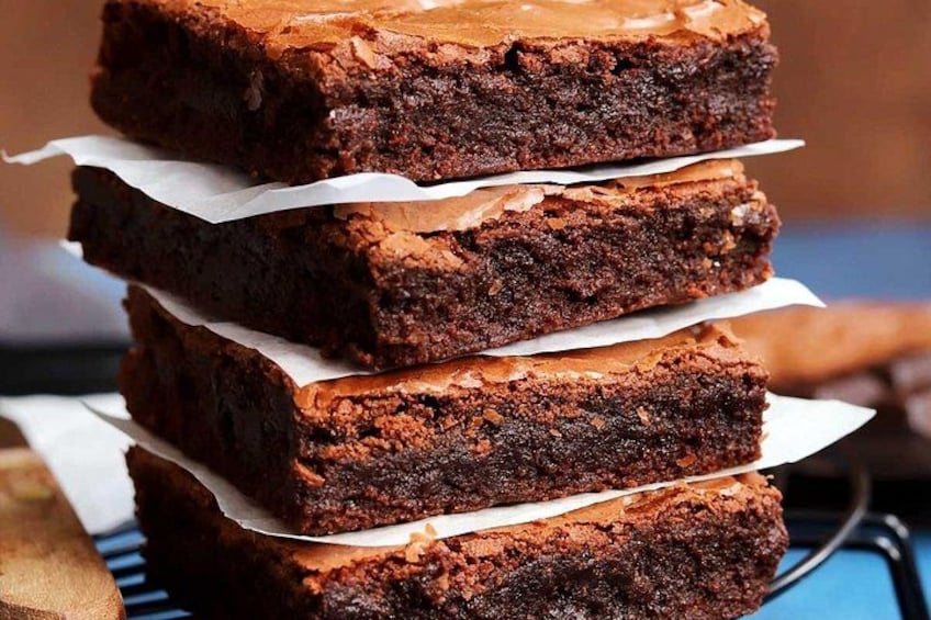 Taste the original brownie, born at Chicago’s Palmer House for the 1893 World’s Fair—rich, fudgy, and topped with apricot glaze. A sweet bite of history on our Chicago Food Tours—day tours only! 3