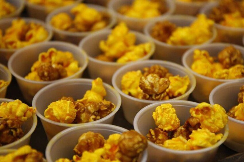 Grab a handful of Garrett’s famous Chicago Mix—sweet caramel and sharp cheddar in perfect balance! It’s a crave-worthy stop on our Chicago Food Tours and a fan favorite on Food Tours in Chicago! 2