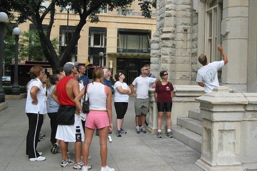 Hear fun, untold stories of Chicago’s top sights from your local guide! Our Chicago Food Tours blend bites and history into one tasty adventure—only on the best Food Tours in Chicago! 2