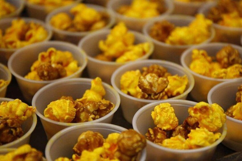 Plusieurs petits gobelets remplis de pop-corn. 2