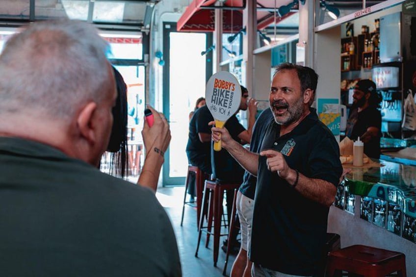 Join a passionate local guide who brings Chicago’s food and history to life! Our Chicago Food Tours offer fun stories, great eats, and unforgettable moments on the best Food Tours in Chicago! 4