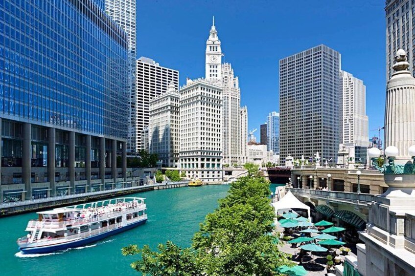 Stroll the scenic Chicago Riverwalk, where stunning views meet rich history. It’s a refreshing stop on our Chicago Food Tours and one of the most picturesque moments on Food Tours in Chicago! 3