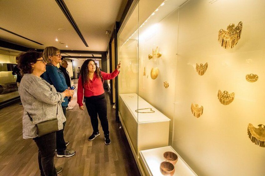 Eine Museumsausstellung mit goldenen Artefakten. 2