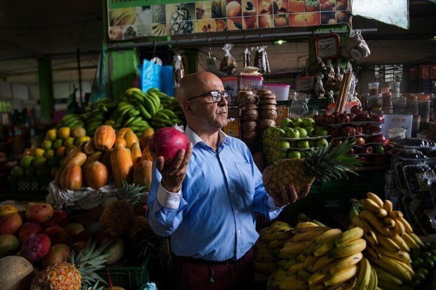 Fruit stall vendor promotes a delicious range of Colombian tropical fruit.