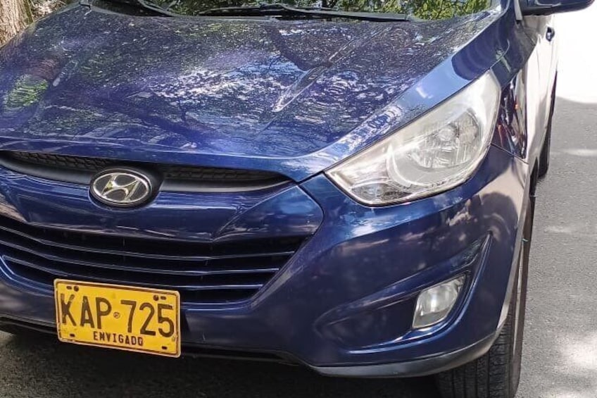 Un automóvil Hyundai azul con una placa amarilla. 3