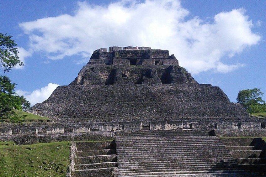 En stor pyramideformet struktur med en trappe op til toppen, omgivet af grønt. 2