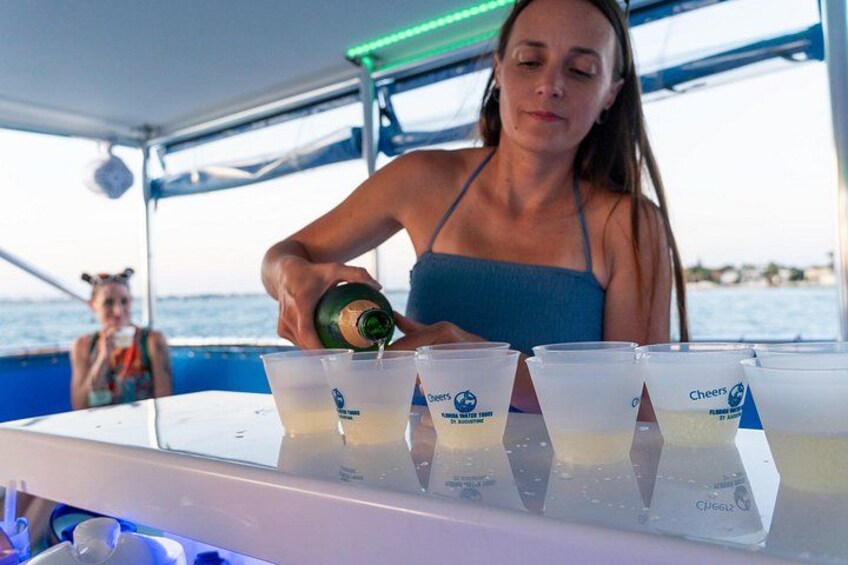 Una persona sirve una bebida en una taza a bordo de un barco. 2