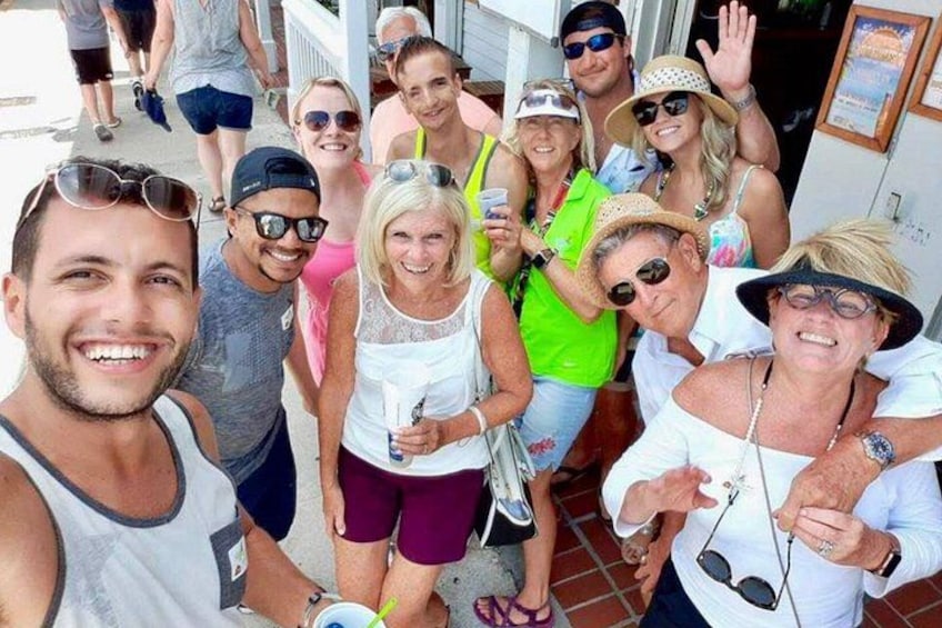 Un groupe de personnes posant pour une photo à l’extérieur. 3