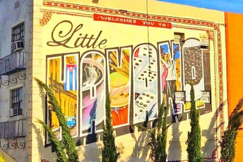 Et farverigt mural med teksten 'Welcome to Little Italy' og forskellige illustrationer med italiensk tema. 2