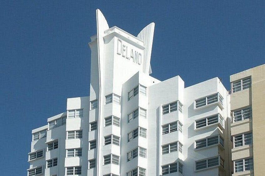 Un immeuble à plusieurs étages, doté d’une façade blanche remarquable et d’un sommet en forme de flèche. 5