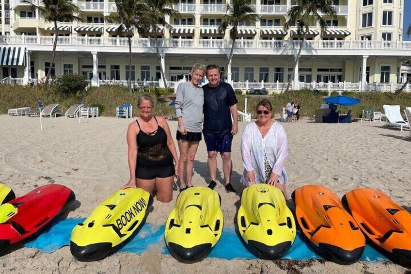 En strand med folk foran jetski og en bygning i baggrunden. 3