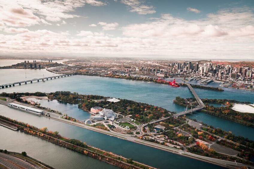 Een rivier met een brug, een stadsbeeld en een park met bomen. 5
