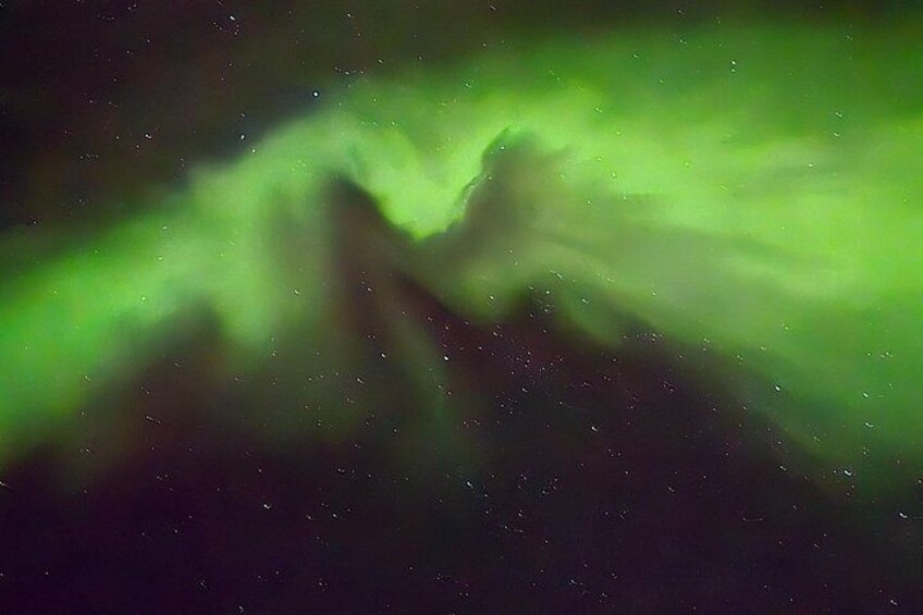Les aurores boréales dans un ciel nocturne. 4