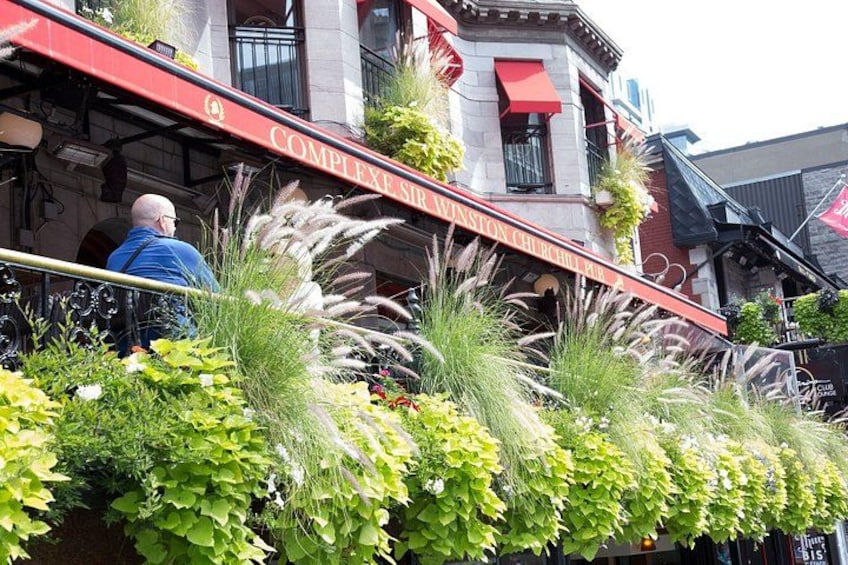 A building with a red awning and a sign that reads 'COMPLEXE SIR VANTSON COLLIERSHIP.' 2