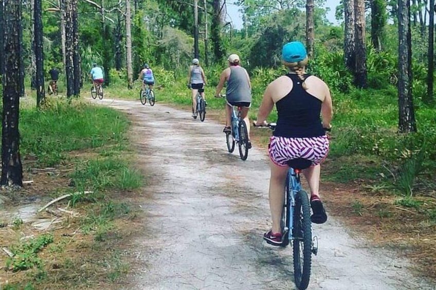 Een groep fietsers op een bospad. 1