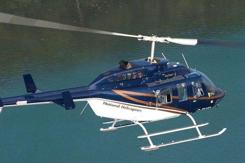 Un helicóptero con esquíes aterrizando sobre el agua. 4