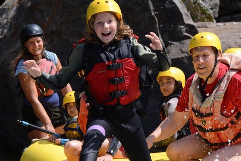 Menschen mit Helmen und Rettungswesten beim Rafting. 3