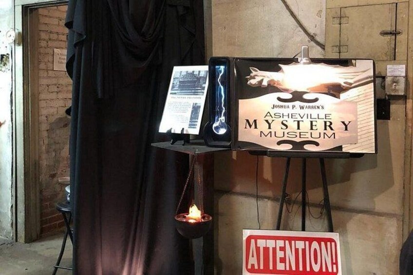 Exhibe información del Museo del Misterio de Asheville de Joshua P. Warren con un cartel de advertencia. 3