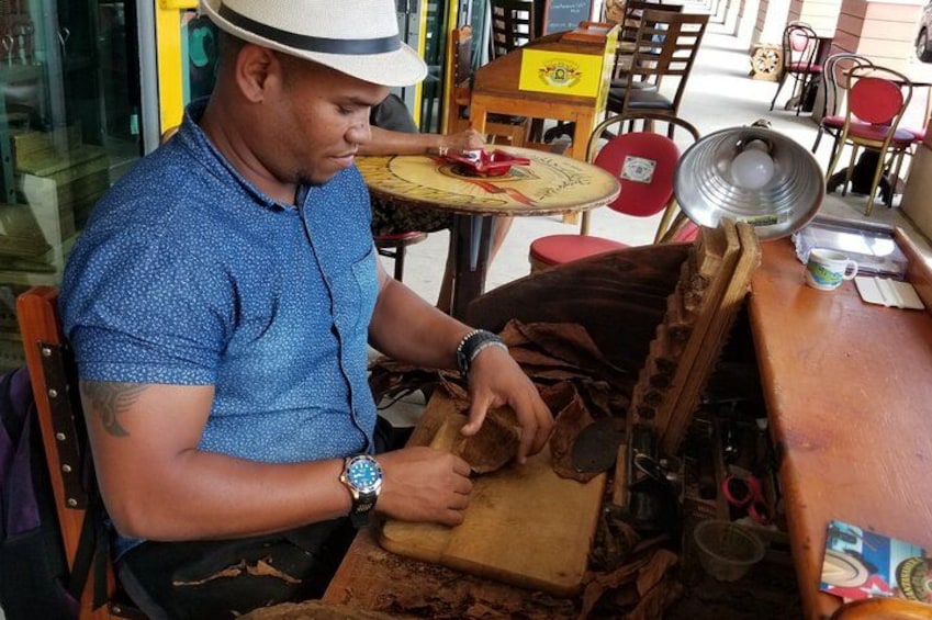 Rolling tobacco leaves into cigars 2