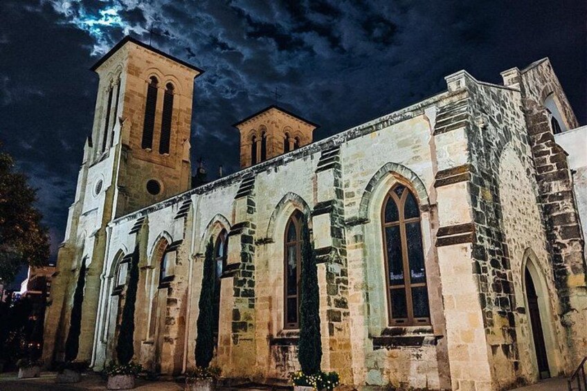 Una antigua iglesia de piedra con ventanas de arco y un campanario. 5