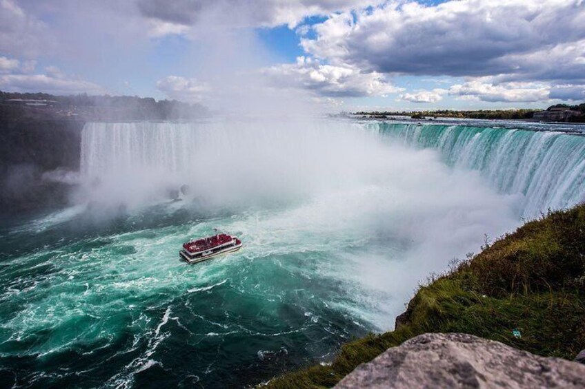 Un bateau sur une cascade. 5