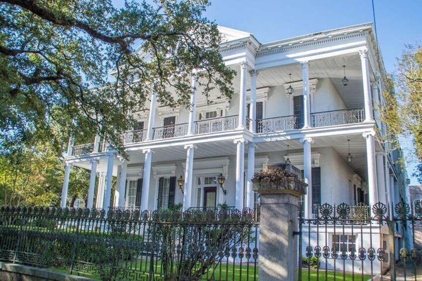 Large mansion in the historic GARDEN DISTRICT 1