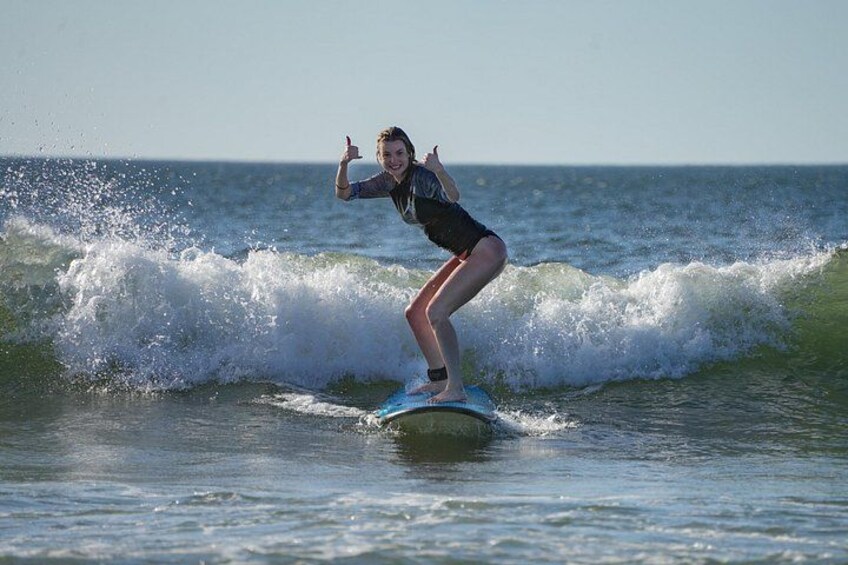 Una persona che fa surf su un'onda nell'oceano. 2