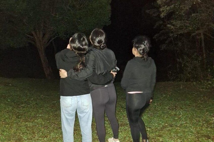 Connection between friends and with nature.
A moment of silence, surrounded by forest, feeling the night. Because the experience goes beyond the tour.
Live it at Ficus Trails 2