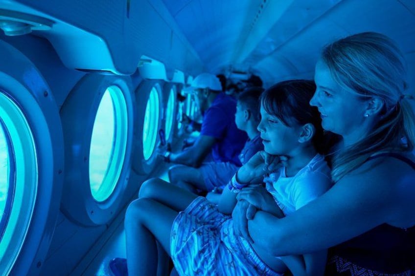 Passeggeri seduti nella cabina di un aereo, con finestrini. 3