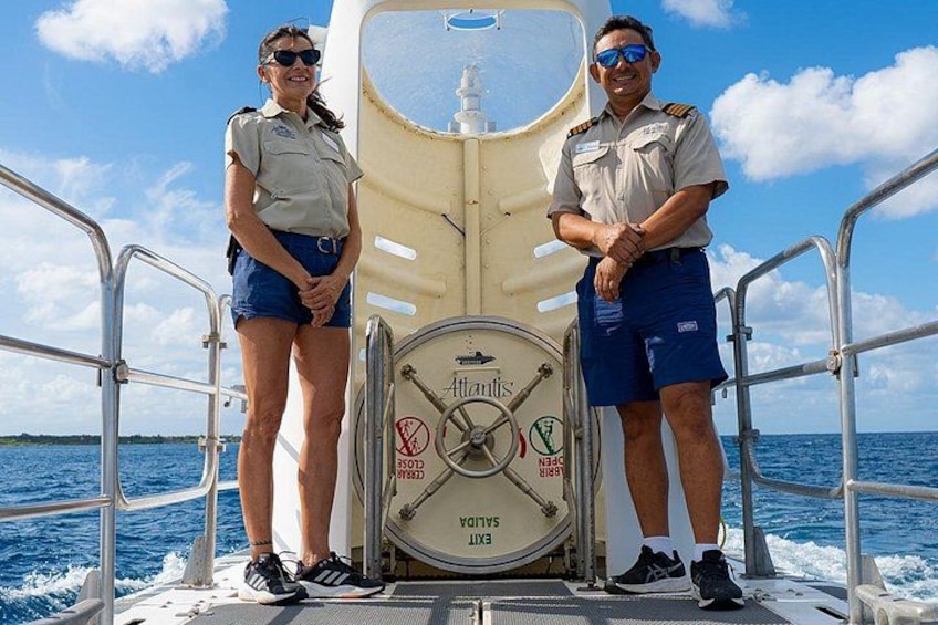 Due persone su una barca, con un timone e un salvagente. 5