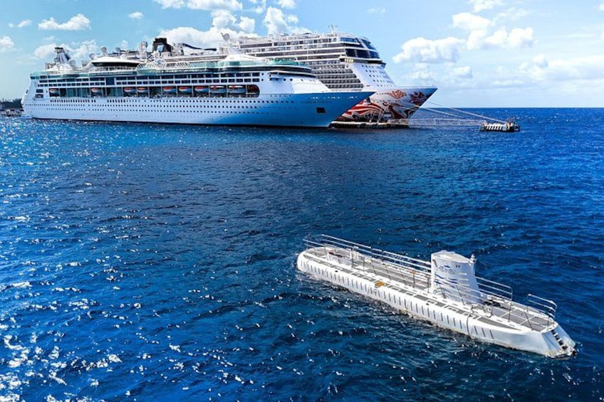 Una grande nave da crociera e un'imbarcazione più piccola nell'oceano. 4