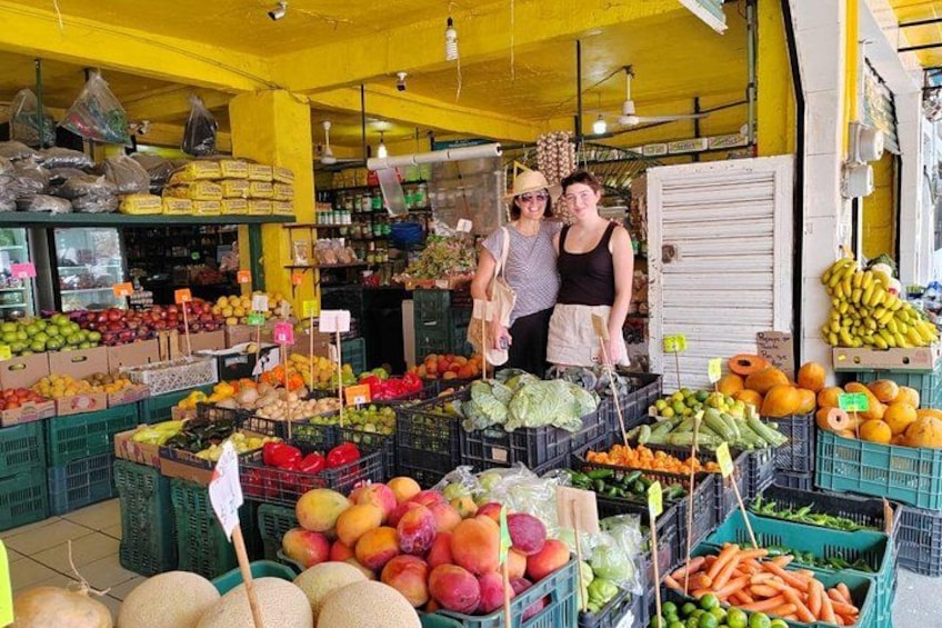 Un mercato di frutta e verdura con una varietà di prodotti esposti in cassette e bancali. 2