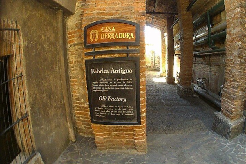 Une vieille usine avec une enseigne indiquant « Casa Herradura » et « Fábrica Antigua ». 2