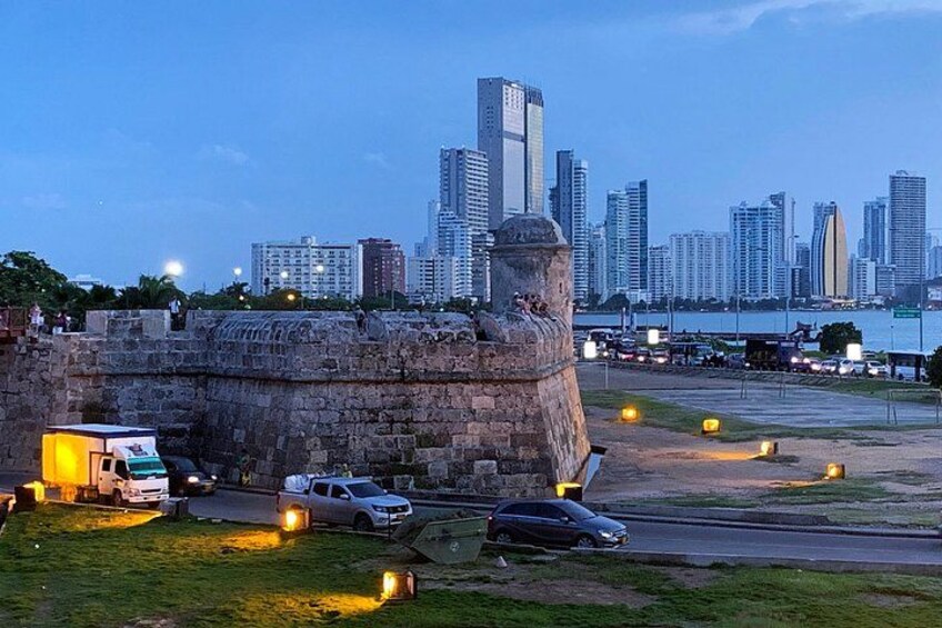 Un fort historique avec la silhouette d’une ville en arrière-plan. 2