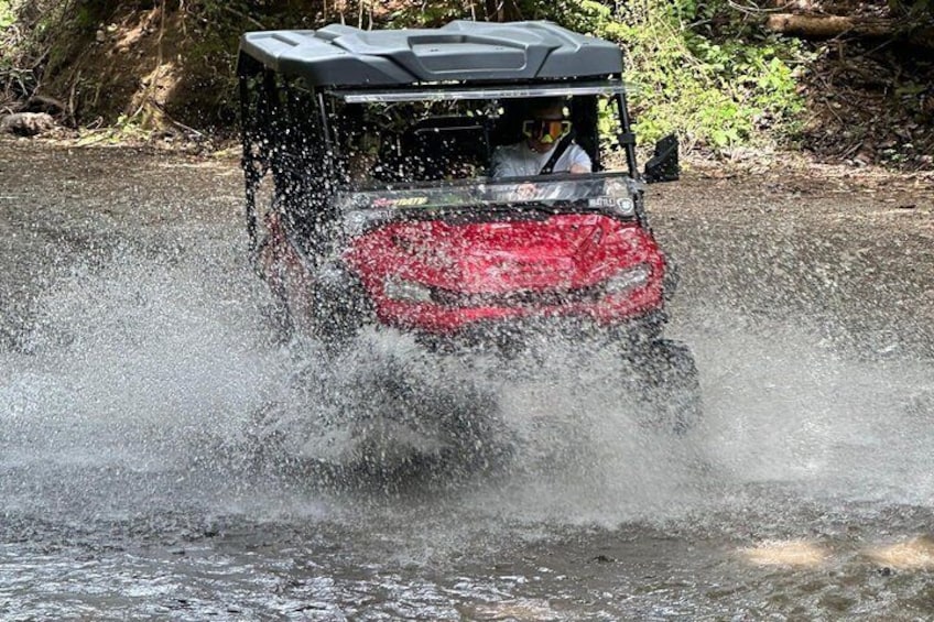 Un véhicule qui roule dans l’eau, projetant des éclaboussures. 4