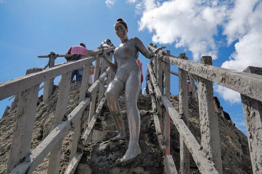 Une statue d’une femme vêtue d’une robe blanche, montant un escalier en bois. 5