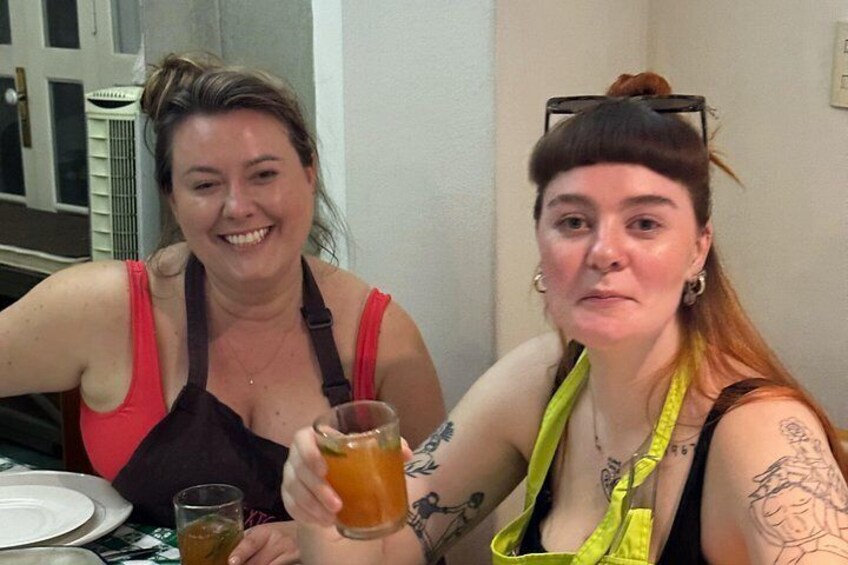 Deux personnes sont assises à une table, devant un verre et une assiette. 5