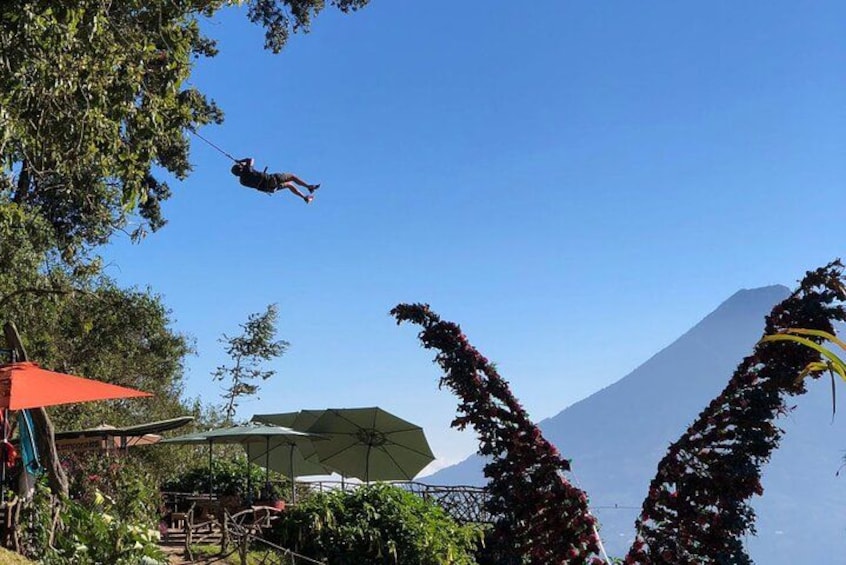 Una persona haciendo bungee jumping con una montaña al fondo. 5