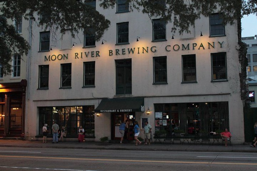 Un edificio con un letrero que dice 'Moon River Brewing Company'. 1