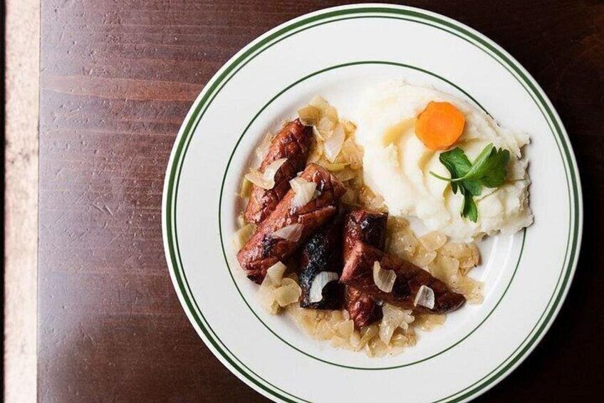 Une assiette de saucisses, de purée de pommes de terre et de choucroute. 2