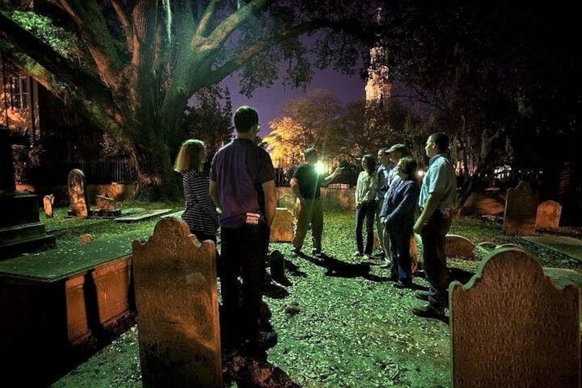 Un cimetière nocturne, avec des pierres tombales et un grand arbre. 3